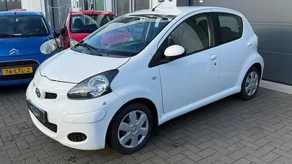 Wit (metallic) Occasion 2010 Toyota Aygo Hatchback | € 2.495 (Eerlijke prijs)
