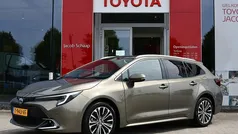 Groen, metallic lak Gebruikt 2023 Toyota Corolla Edition Stationwagen | € 30.499 (Eerlijke prijs)
