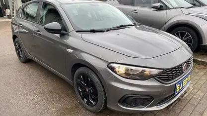 Grijs Occasion 2019 Fiat Tipo Street Sedan | € 10.900 (Goede deal)