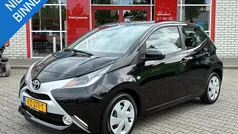 Zwart Gebruikt 2017 Toyota Aygo X-play Hatchback | € 8.880 (Eerlijke prijs)