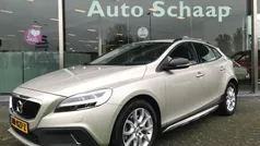 Bruin, metallic lak Gebruikt 2017 Volvo V40 CC Stationwagen | € 13.250 (Eerlijke prijs)