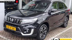 Zwart, metallic lak Gebruikt 2022 Suzuki Vitara Style SUV | € 22.925 (Eerlijke prijs)