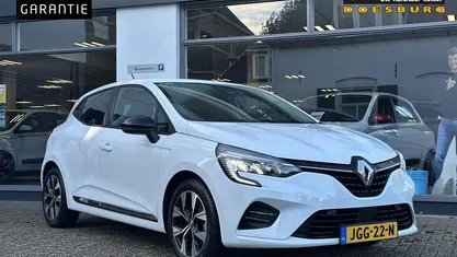 Wit Occasion 2025 Renault Clio V Evolution Hatchback | € 20.645 (Super prijs)