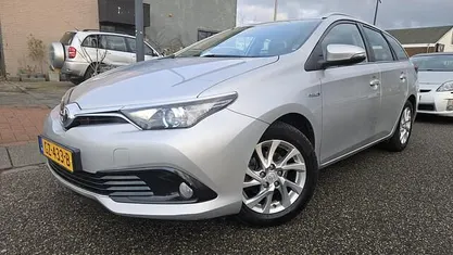 Grijs (metallic) Gebruikt 2015 Toyota Auris Touring Sports Stationwagen | € 11.850 (Eerlijke prijs)