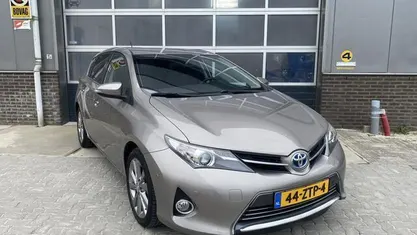 Bruin Gebruikt 2013 Toyota Auris Executive Hatchback | € 8.900 (Eerlijke prijs)