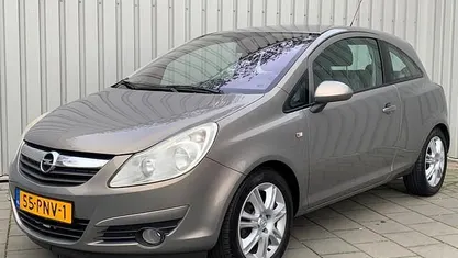 Bruin (metallic) Occasion 2011 Opel Corsa Cosmo Hatchback | € 3.945 (Eerlijke prijs)