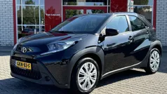 Zwart, metallic lak Gebruikt 2023 Toyota Aygo Play Hatchback | € 15.900 (Eerlijke prijs)