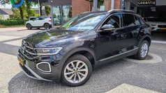 Zwart Gebruikt 2023 VW T-Roc Style SUV | € 32.950 (Eerlijke prijs)