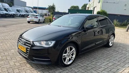 Zwart Occasion 2014 Audi A3 Sportback Attraction Hatchback | € 7.999 (Eerlijke prijs)