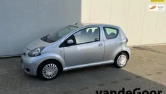 Grijs, metallic lak Gebruikt 2011 Toyota Aygo Cool Hatchback | € 3.450 (Eerlijke prijs)