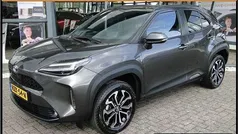 Grijs Gebruikt 2023 Toyota Yaris Hybrid Sedan | € 26.945 (Eerlijke prijs)