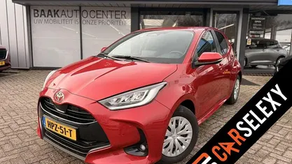 Rood, metallic lak Occasion 2024 Toyota Yaris Hybrid Business Edition Hatchback | € 23.450 (Eerlijke prijs)