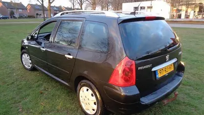 Zwart (metallic) Occasion 2005 Peugeot 307 Stationwagen | € 998 (Eerlijke prijs)