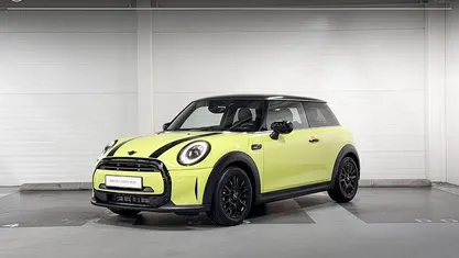 Zesty yellow Occasion 2023 Mini Cooper Hatchback | € 27.850 (Eerlijke prijs)