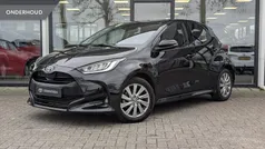 , metallic lak Gebruikt 2023 Toyota Yaris Hybrid Plus Hatchback | € 22.995 (Goede deal)