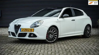 Wit Occasion 2015 Alfa Romeo Giulietta Quadrifoglio Verde Hatchback | € 15.000 (Eerlijke prijs)