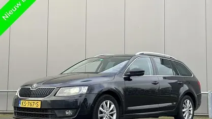 Zwart Gebruikt 2016 Skoda Octavia Stationwagen | € 9.500 (Eerlijke prijs)