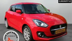 Rood Gebruikt 2023 Suzuki Swift Style Hatchback | € 20.450 (Eerlijke prijs)