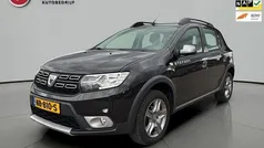 Zwart Gebruikt 2017 Dacia Sandero Stepway Hatchback | € 9.895 (Eerlijke prijs)
