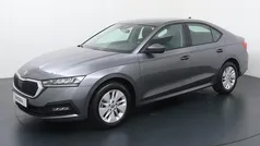 Grijs Gebruikt 2023 Skoda Octavia Ambition Hatchback | € 24.940 (Eerlijke prijs)