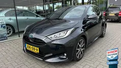 Zwart, metallic lak Gebruikt 2021 Toyota Yaris Hybrid Executive Hatchback | € 19.995 (Eerlijke prijs)