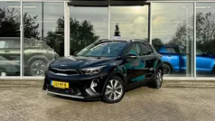 Zwart (metallic) Gebruikt 2022 Kia Stonic SUV | € 18.950 (Eerlijke prijs)