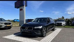 Zwart Gebruikt 2020 Volvo V60 Momentum Stationwagen | € 25.940 (Eerlijke prijs)