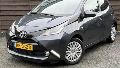 Grijs Occasion 2015 Toyota Aygo X-play Hatchback | € 6.750 (Eerlijke prijs)