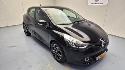 Zwart (metallic) Gebruikt 2013 Renault Clio IV Expression Hatchback | € 5.840 (Eerlijke prijs)