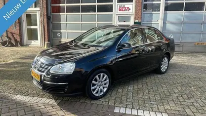 Zwart Gebruikt 2006 VW Jetta Sedan | € 3.699 (Eerlijke prijs)