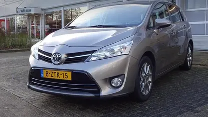 Bruin (metallic) Gebruikt 2015 Toyota Verso Business Edition MPV | € 11.950 (Eerlijke prijs)