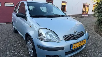 Blauw (metallic) Gebruikt 2005 Toyota Yaris Hatchback | € 1.750 (Eerlijke prijs)