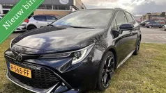 Zwart, metallic lak Gebruikt 2022 Toyota Corolla Plus Stationwagen | € 25.950 (Goede deal)