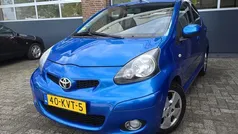 Blauw, metallic lak Gebruikt 2010 Toyota Aygo Hatchback | € 3.995 (Eerlijke prijs)