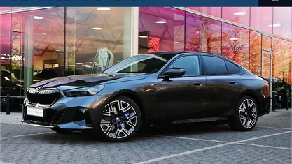 Grijs Gebruikt 2025 BMW 550e M Sport Sedan | € 86.950 (Eerlijke prijs)