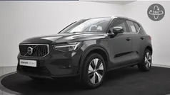 Zwart (metallic) Gebruikt 2022 Volvo XC40 Plus SUV | € 36.900 (Eerlijke prijs)