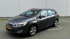 Grijs, metallic lak Gebruikt 2011 Opel Astra Edition Stationwagen | € 3.450 (Eerlijke prijs)