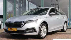 Grijs Gebruikt 2023 Skoda Octavia Business Line Stationwagen | € 25.095 (Goede deal)