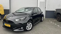 Zwart Gebruikt 2024 Toyota Yaris Hybrid Active Hatchback | € 23.399 (Eerlijke prijs)