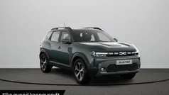 Cedar green (groen mica) Nieuw 2025 Dacia Duster Journey SUV | € 34.225 (Eerlijke prijs)