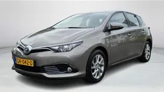 Bruin Gebruikt 2015 Toyota Auris Hybrid Hatchback | € 14.440 (Eerlijke prijs)