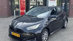 Zwart Gebruikt 2023 Toyota Yaris Hybrid Hatchback | € 22.999 (Eerlijke prijs)
