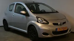 Grijs, metallic lak Gebruikt 2009 Toyota Aygo Hatchback | € 2.950 (Eerlijke prijs)