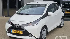 Wit Gebruikt 2015 Toyota Aygo X-play Hatchback | € 11.949 (Eerlijke prijs)