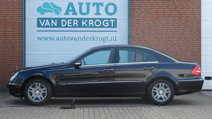 Blauw (metallic) Gebruikt 2005 Mercedes E240 Elegance Sedan | € 8.795 (Eerlijke prijs)
