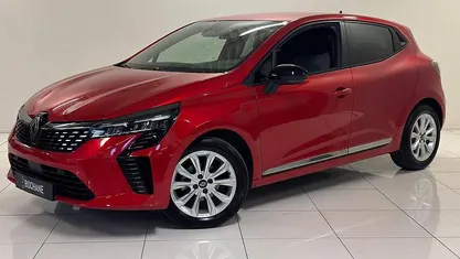 Rood Occasion 2024 Renault Clio V Evolution Hatchback | € 18.695 (Eerlijke prijs)