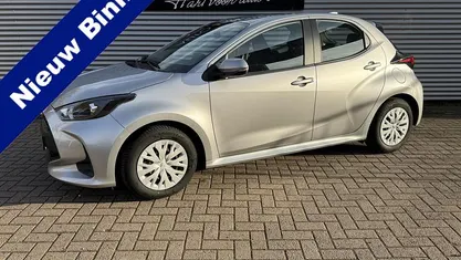 Grijs Gebruikt 2023 Toyota Yaris Hybrid Active Hatchback | € 20.945 (Eerlijke prijs)