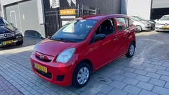Rood, metallic lak Gebruikt 2007 Daihatsu Cuore Hatchback | € 999 (Super prijs)