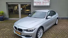 Grijs, metallic lak Gebruikt 2012 BMW 320 Sport Line Sedan | € 12.950 (Eerlijke prijs)