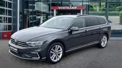 Grijs, metallic lak Gebruikt 2021 VW Passat GTE Stationwagen | € 26.500 (Eerlijke prijs)